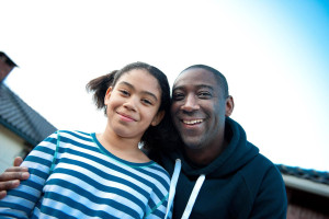 Mann med barn - Stiftelsen Kirkens Familievern